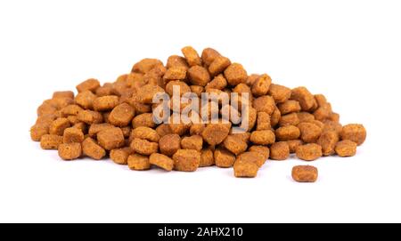 Alimenti per gatti. Asciugare pet food, isolato su sfondo bianco. Foto Stock