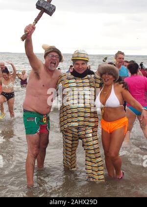 Gennaio 1, 2013, New York New York, Stati Uniti d'America: annuale orso polare in tuffo Coney Island New York. Migliaia di persone sono venute a Coney Island di saltare in acqua glaciale dell'Oceano Atlantico per celebrare il primo giorno del nuovo anno. (Credito Immagine: © Bruce Cotler/Globe foto via ZUMA filo) Foto Stock