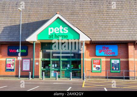 WREXHAM, Regno Unito - Dicembre 25th, 2019: animali domestici in casa superstore negozio di fronte Foto Stock