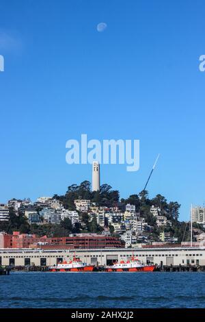 Moon over Coit Tower e il Telegraph Hill visto dalla Baia di San Francisco a San Francisco, Stati Uniti Foto Stock