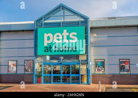 CHESTER, Regno Unito - Dicembre 25th, 2019: animali domestici in casa superstore negozio di fronte Foto Stock