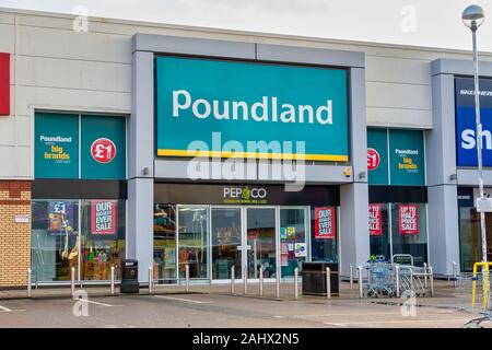 CHESTER, Regno Unito - Dicembre 25th, 2019: Poundland supermercato negozio di fronte Foto Stock