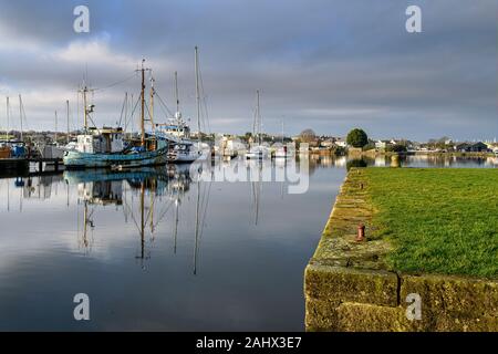 Barche in Glasson Dock bacino nel luminoso sole invernale Foto Stock