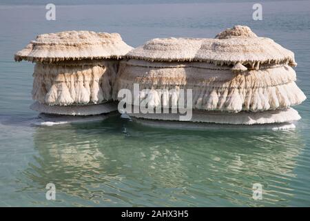 I camini di sale si formano dove l'acqua fresca fluisce nel Mar Morto e sono esposti come i livelli di acqua cadono. Foto Stock