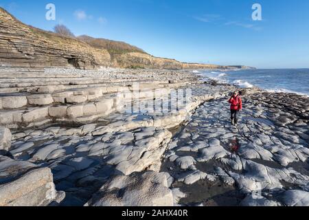 Beach di St Donats sul Glamorgan Heritage Coast a piedi, Wales, Regno Unito Foto Stock