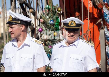 Las Palmas de Gran Canaria, Isole Canarie, Spagna. Il 1 gennaio 2019. Marinai russi in parata con albero di Natale sul ponte del mondo la più grande formazione Tall Ship, STS Sedov, come visite Las Palmas sul suo tour mondiale. Credito: Alan Dawson/Alamy Live News Foto Stock