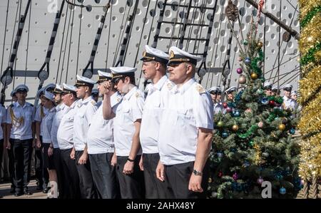 Las Palmas de Gran Canaria, Isole Canarie, Spagna. Il 1 gennaio 2019. Marinai russi in parata con albero di Natale sul ponte del mondo la più grande formazione Tall Ship, STS Sedov, come visite Las Palmas sul suo tour mondiale. Credito: Alan Dawson/Alamy Live News Foto Stock