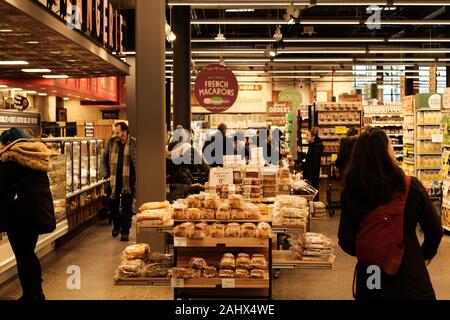 Gli acquirenti che stanno curiosando la panetteria sezione nel locale di Whole Foods Market a Lansdowne, Ottawa, Ontario, Canada. Foto Stock