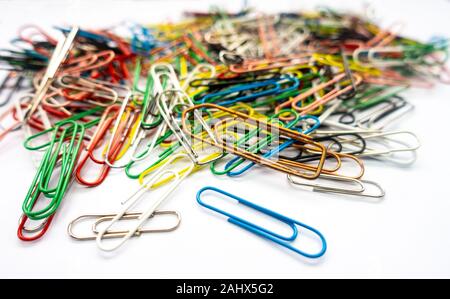 Una pila di fermagli per carta contro uno sfondo bianco. Foto Stock