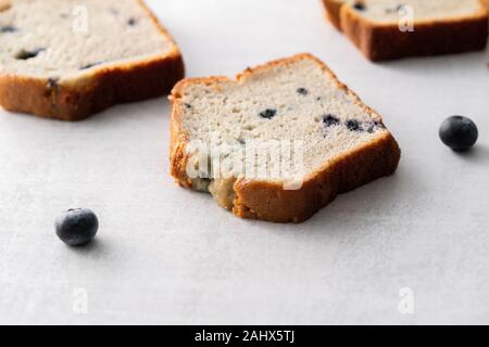 Muffin ai mirtilli focaccia torta di pane a fette Foto Stock