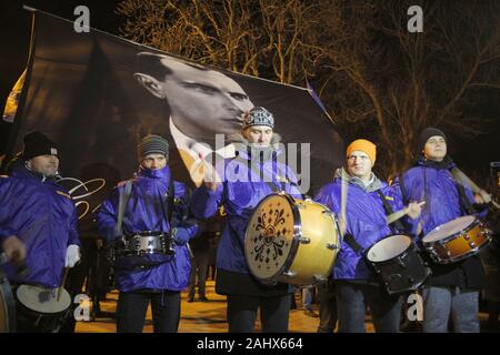 Kiev, Ucraina. 1a gen, 2020. Gli attivisti ucraini suonando la batteria durante un rally di diversi partiti nazionalisti per contrassegnare il 111° anniversario della Stepan Bandera compleanno in Kiev, Ucraina, 01 gennaio 2020. Stepan Bandera era uno dei leader della nazionale ucraina di circolazione nei territori occupati di Ucraina occidentale. Egli era responsabile per la proclamazione di indipendenza di uno Stato ucraino a Lviv il 30 giugno 1941. Stepan Bandera è stato uno dei fondatori dell'organizzazione dei nazionalisti ucraini (OUN) e l'Ucraino Esercito Ribelle, che durante la seconda guerra mondiale ha combattuto contro i sovietici e eserciti tedeschi. (Credito mi Foto Stock