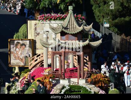 Pasadena, Stati Uniti. 01 gen, 2020. Biblioteca di Huntington, Museo d'arte e Giardino Botanico di 'coltivare curiosità' galleggiante, vincitore del Golden State award si fa strada verso il basso Colorado Boulevard durante la 131torneo annuale di Rose Parade tenutasi a Pasadena, in California Mercoledì, 1 gennaio 2020. Foto di Jim Ruymen/UPI Credito: UPI/Alamy Live News Foto Stock