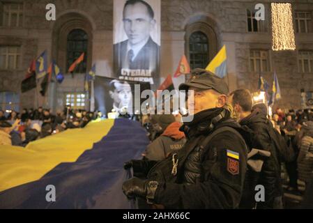 Kiev, Ucraina. 1a gen, 2020. Gli attivisti ucraini prendere parte un rally di diversi partiti nazionalisti per contrassegnare il 111° anniversario della Stepan Bandera compleanno in Kiev, Ucraina, 01 gennaio 2020. Stepan Bandera era uno dei leader della nazionale ucraina di circolazione nei territori occupati di Ucraina occidentale. Egli era responsabile per la proclamazione di indipendenza di uno Stato ucraino a Lviv il 30 giugno 1941. Stepan Bandera è stato uno dei fondatori dell'organizzazione dei nazionalisti ucraini (OUN) e l'Ucraino Esercito Ribelle, che durante la seconda guerra mondiale ha combattuto contro i sovietici e eserciti tedeschi. (Credito Immagine: © Ana Foto Stock