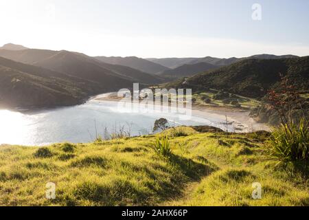 La mattina presto vista aerea di Tapotupotu Bay nel Northland, Nuova Zelanda, su Te Paki Via Costiera Foto Stock