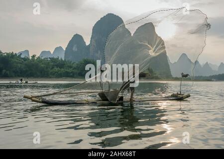 Rete di colata retroilluminata sul fiume li al tramonto, Xingping Fishing Village, Guangxi, Cina Foto Stock