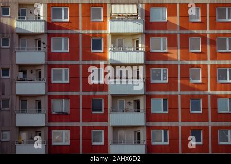 Vista frontale del grande edificio con appartamenti e ombre Foto Stock