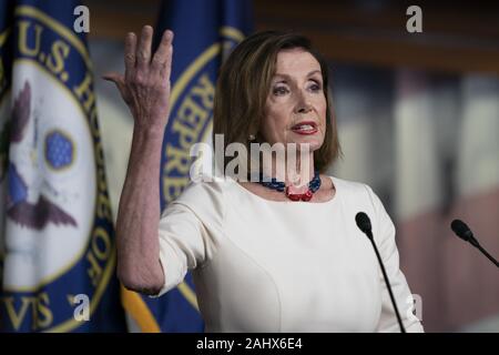 Washington, Distretto di Columbia, Stati Uniti d'America. 26 Sep, 2019. Stati Uniti Il Presidente della Camera Nancy Pelosi, un Democrat dalla California, parla ai membri dei media durante il suo weekly news conferenza di Washington, DC, Stati Uniti, Giovedì, Settembre 26, 2019. Pelosi ha ribadito le ragioni perché House Democrats hanno iniziato il processo di impeachment contro il presidente Donald Trump. Credito: Alex Edelman/ZUMA filo/Alamy Live News Foto Stock