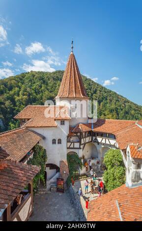 Cortile e vista dal centro storico medievale castello di Bran, la casa del leggendario vampiro Conte Dracula, crusca, Transilvania, Romania Foto Stock