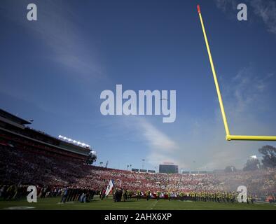 Pasadena, CALIFORNIA, STATI UNITI D'AMERICA. 1a gen, 2020. A Northrop Grumman B-2 spirito vola oltre lo stadio durante l'inno nazionale prima del Rose Bowl gioco presentato da Northwestern reciproco tra la Oregon Ducks e il Wisconsin Badgers al Rose Bowl on gennaio 01, 2020 a Pasadena, in California.Armando Arorizo. Credito: Armando Arorizo/Prensa Internacional/ZUMA filo/Alamy Live News Foto Stock