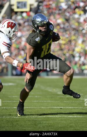 Anaheim, CA, Stati Uniti d'America. 1a gen, 2020. Rose Bowl 2020: Oregon Ducks quarterback Justin Herbert (10) corre la sfera per un touchdown Oregon durante il 2020 Rose Bowl gioco come la Oregon Ducks riprodurre il Wisconsin Badgers presso il Rose Bowl di Pasadena, CA. Credito: Jeff Halstead/ZUMA filo/Alamy Live News Foto Stock