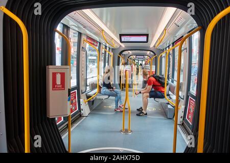 All'interno di un nuovo tram di Sydney. Foto Stock