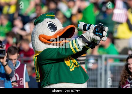 Gennaio 01, 2020 - Pasadena, CA, Stati Uniti d'America : Oregon la mascotte prendendo un selfie prima di cominciare la 106ª Rose Bowl gioco contro il Wisconsin Badgers. © Maria Lysaker Foto Stock