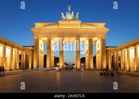 La Porta di Brandeburgo (Brandenburger Tor) di Berlino, Germania; Brandenburger Tor in Berlin Foto Stock