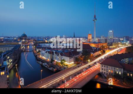 Berlin Mitte con la torre della TV e la Cattedrale di Berlino al fiume Sprea, Germania Foto Stock