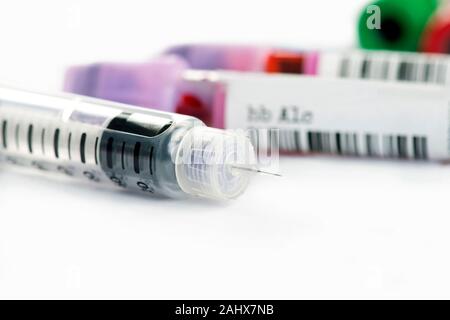 Penna per insulina e di emoglobina A1c sangue provetta la HbA1c prova può asini del controllo del glucosio e regime di insulina efficacia in individui diabetici. Foto Stock