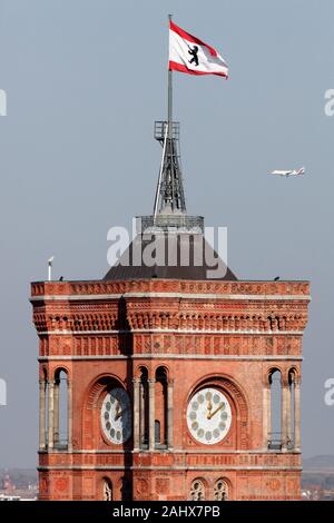La torre della città rossa Hall (Rotes Rathaus) nel centro di Berlino (Mitte), Germania