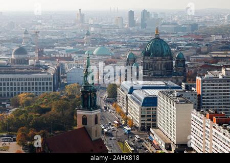 Il centro di Berlino (Berlin-Mitte) con la Cattedrale di Berlino (Berliner Dom) e la chiesa di Santa Maria (Marienkirche), Germania Foto Stock