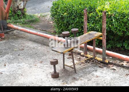 Diy ferro metallico il manubrio su una piscina esterna palestra fitness piano Foto Stock