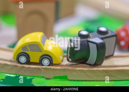 Due modello di auto sulla strada, automobili per bambini a giocare insieme giocattoli educativi per età prescolare parco giochi al coperto (selettivo focalizzato) Foto Stock