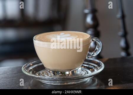 Immagini Stock - Caffè Cappuccino In Una Tazza Di Vetro Su Un Tavolo Di  Legno. Image 207904347