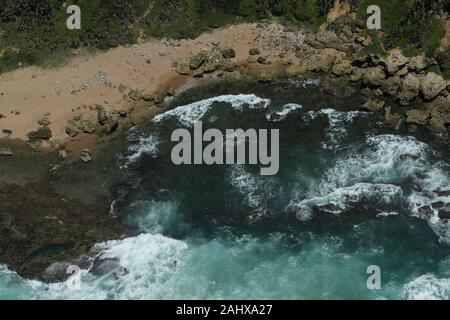 Durban, KwaZulu-Natal, Sud Africa, paesaggio, inquinamento di plastica, contenitori di imballaggio lavato fino sulla spiaggia in zona di marea, sud del Parco Costiero Foto Stock