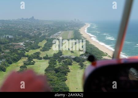 Durban, KwaZulu-Natal, Sud Africa, aviazione, paesaggio, pilota di atterraggio aereo ultraleggero a Virginia aeroporto, Vista aerea, volare, volo Foto Stock