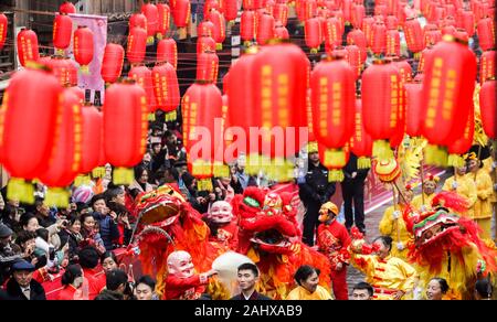 Pechino, cinese della provincia di Sichuan. 1a gen, 2020. La gente guarda una tradizionale sfilata per festeggiare il nuovo anno nella città di Ya'an, Cina sud-occidentale della provincia di Sichuan, 1 gennaio, 2020. Credito: Jiang Hongjing/Xinhua/Alamy Live News Foto Stock