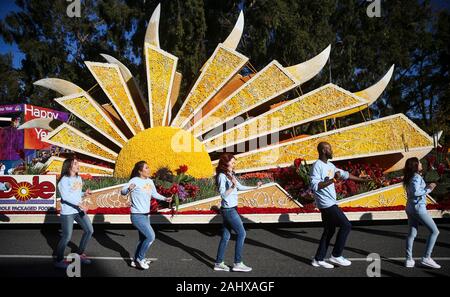 Los Angeles, Stati Uniti d'America. 1a gen, 2020. Le persone che frequentano la 131Rose Parade lungo il Colorado Boulevard a Pasadena, in California, negli Stati Uniti il 1 gennaio, 2020. Credito: Li Ying/Xinhua/Alamy Live News Foto Stock