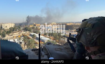 Baghdad in Iraq. Il 31 dicembre, 2019. Stati Uniti I soldati dell esercito dal 1° Brigata, XXV divisione di fanteria, Task Force-Iraq, uomo un posto di osservazione a inoltrare una base operativa europea III che si affaccia la U.S. Embassy composto dopo violente proteste da parte dell'Iran sostenuto delle milizie di Gennaio 1, 2020 a Baghdad, Iraq. Credito: Il Mag. Charlie Dietz/Planetpix/Alamy Live News Foto Stock