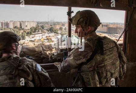 Baghdad in Iraq. 01 gennaio, 2020. Stati Uniti I soldati dell esercito fornire overwatch armati presso l'U.S. Embassy composto dopo violente proteste da parte dell'Iran sostenuto delle milizie di Gennaio 1, 2020 a Baghdad, Iraq. Credito: Lt. Col. Adrian Weale/Planetpix/Alamy Live News Foto Stock