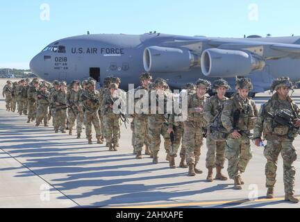 Fayetteville, Stati Uniti. 01 gennaio, 2020. Stati Uniti Paracadutisti dell'esercito con l'ottantaduesima Airborne Division, linea fino a caricare sul velivolo da trasporto a Papa Army Airfield Gennaio 1, 2020 in Fayetteville, North Carolina. La risposta immediata forza è in corso di distribuzione a Baghdad seguenti manifestanti violenti che hanno attaccato la U.S. Embassy composto. Credito: Capt. Robyn Haake/Planetpix/Alamy Live News Foto Stock