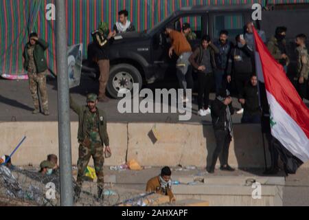 Baghdad in Iraq. 01 gennaio, 2020. Gruppi di manifestanti violenti dall'Iran-backed Kataib milizie hezbollah confrontarsi con le forze di sicurezza irachene al di fuori degli STATI UNITI Embassy composto Gennaio 1, 2020 a Baghdad, Iraq. Credito: Sgt. Kyle C. Talbot/Planetpix/Alamy Live News Foto Stock