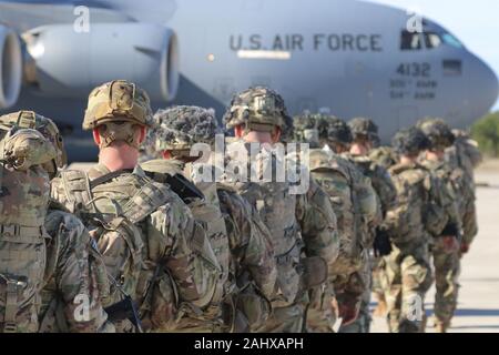 Fayetteville, Stati Uniti. 01 gennaio, 2020. Stati Uniti Paracadutisti dell'esercito con l'ottantaduesima Airborne Division, linea fino a caricare sul velivolo da trasporto a Papa Army Airfield Gennaio 1, 2020 in Fayetteville, North Carolina. La risposta immediata forza è in corso di distribuzione a Baghdad seguenti manifestanti violenti che hanno attaccato la U.S. Embassy composto. Credito: Capt. Robyn Haake/Planetpix/Alamy Live News Foto Stock