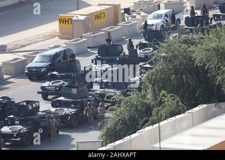 Baghdad in Iraq. 01 gennaio, 2020. Iraq terrorismo contatore Servizio postura delle forze stesse vicino a U.S. Embassy composto dopo manifestanti violenti dall'Iran-backed Kataib milizie hezbollah penetrato il composto Gennaio 1, 2020 a Baghdad, Iraq. Credito: Lt. Col. Adrian Weale/Planetpix/Alamy Live News Foto Stock