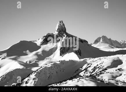 Nero brosmio visto dal picco di Whistler durante il tardo inverno in bianco e nero Foto Stock