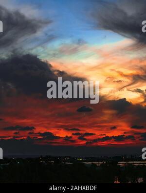 Cattura il momento e la vista durante i sorprendenti colori del tramonto Foto Stock