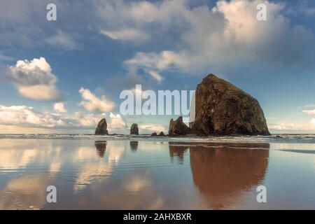 Cannon Beach ed è l'iconico Haystack Rock Foto Stock