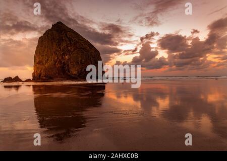 La roccia di Haystack di Cannon Beach al tramonto Foto Stock