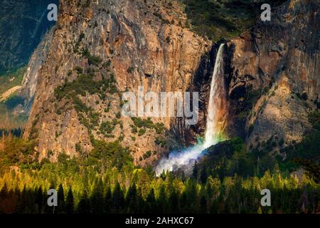 Arcobaleno Sopra Le Cascate Di Bridalveil Nel Parco Nazionale Di Yosemite Foto Stock