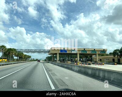 Orlando,FL/USA-10/6/19: una fila di caselli per le persone a pagare pedaggi per EPass e Sunpass in Orlando, Florida. Foto Stock